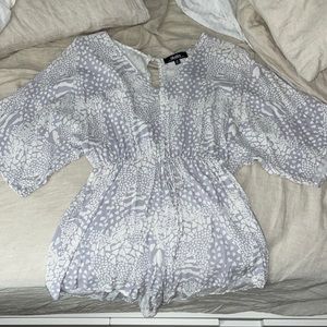 Lulu’s white and light grey romper